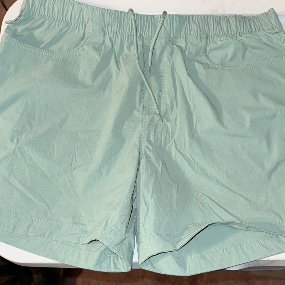 Carhartt Women’s Shorts NEW Large Shorts with lots of pockets